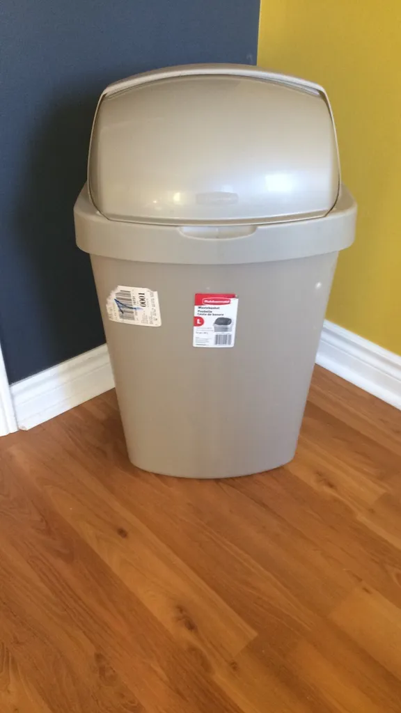 Garbage/recycling Bin. photo 1