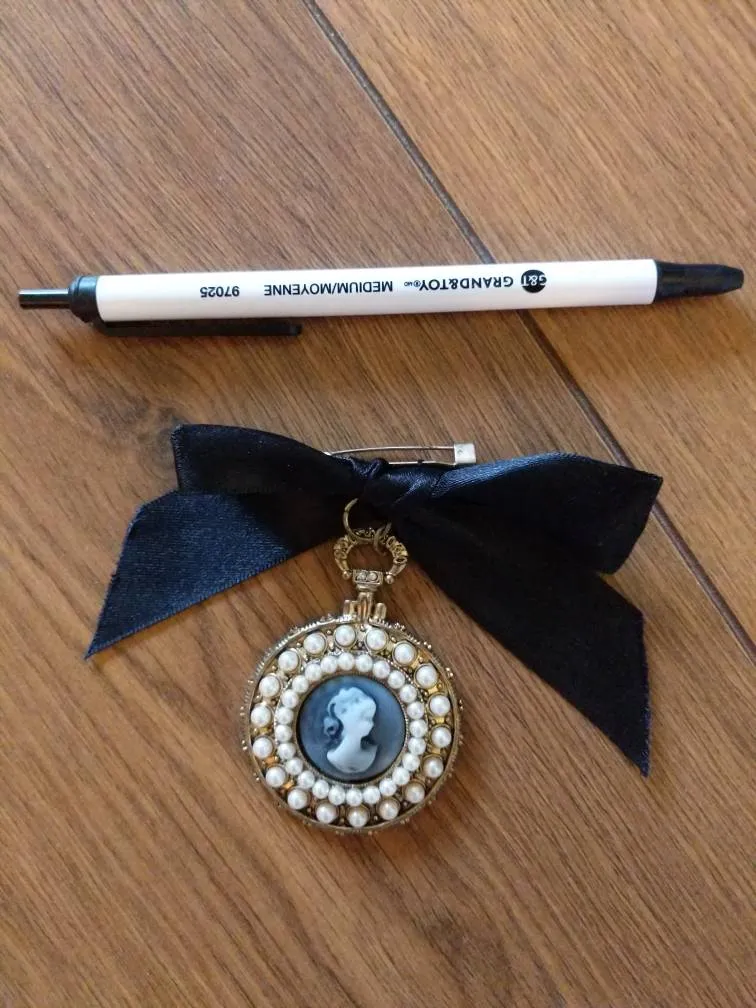 Silhouette Pin photo 1