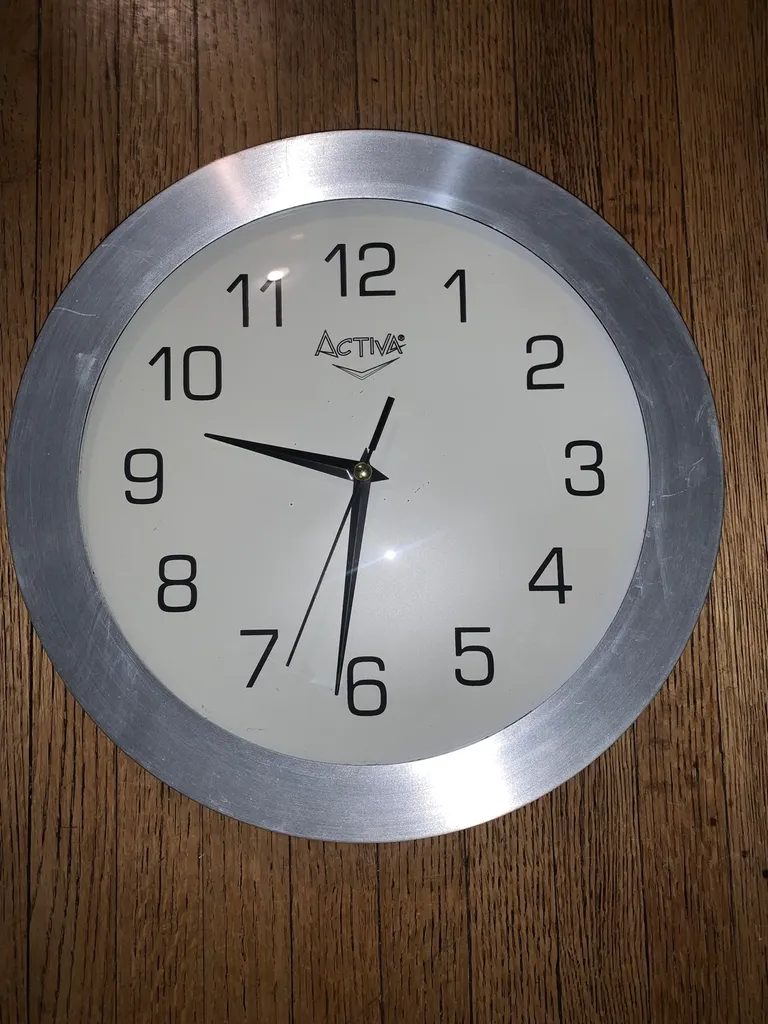 Non-ticking Wall Clock. photo 1