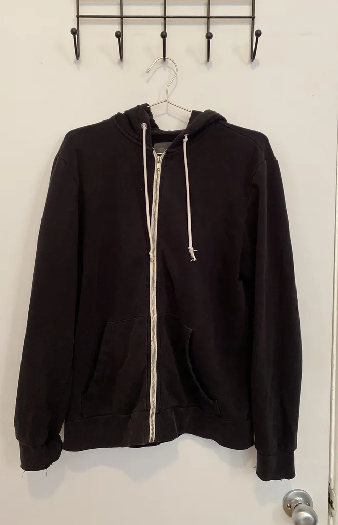 Women’s Medium Black Sweater photo 1