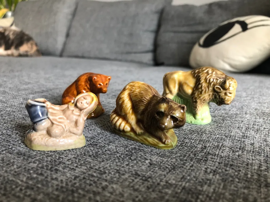 Red Rose Tea Figurines photo 1