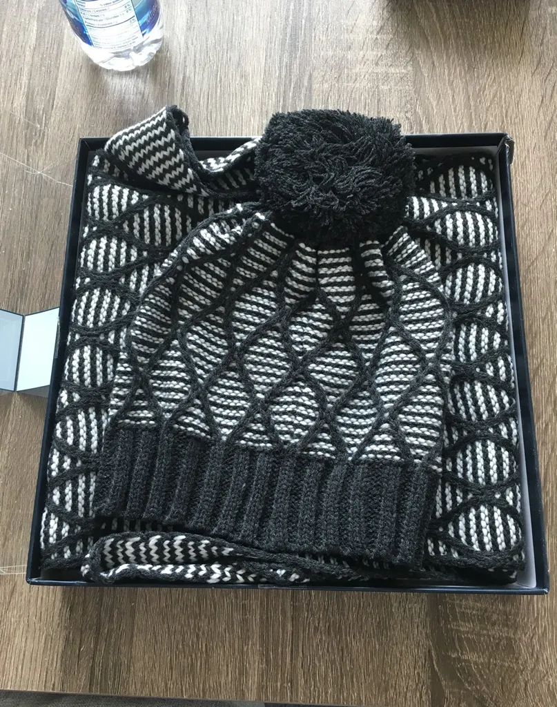 Tommy Hilfiger Hat/Scarf Combo photo 1