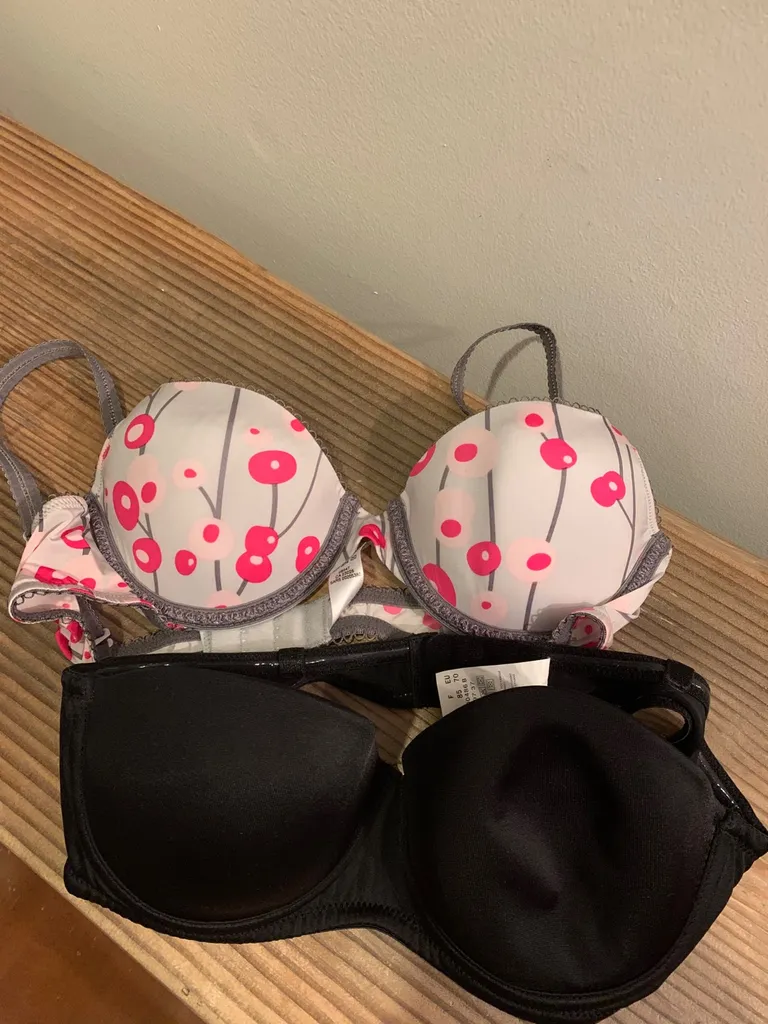 2 Bras Size 34a photo 1