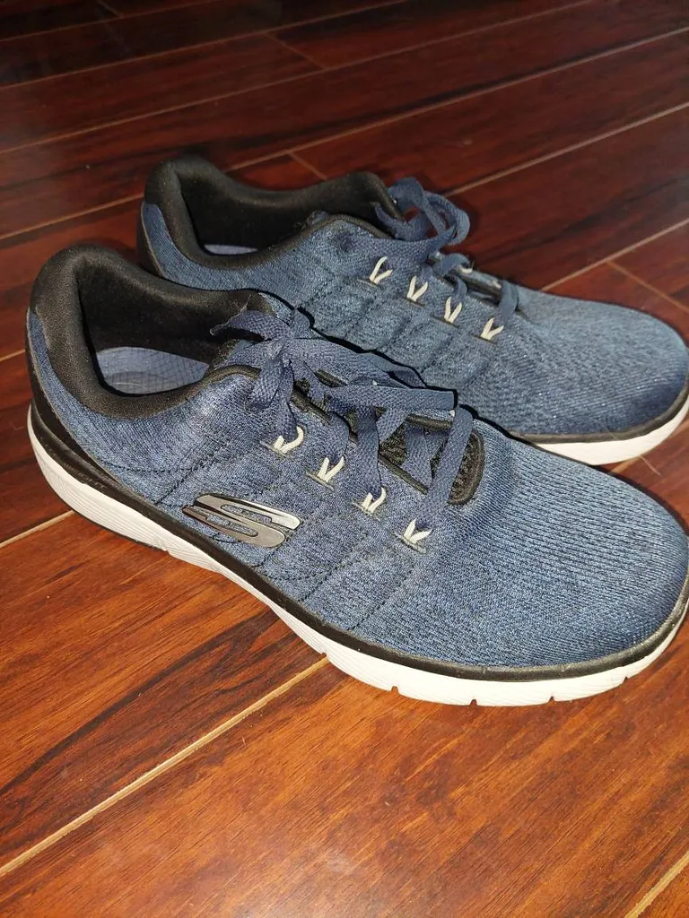 Men's Sketchers Size 8. photo 1