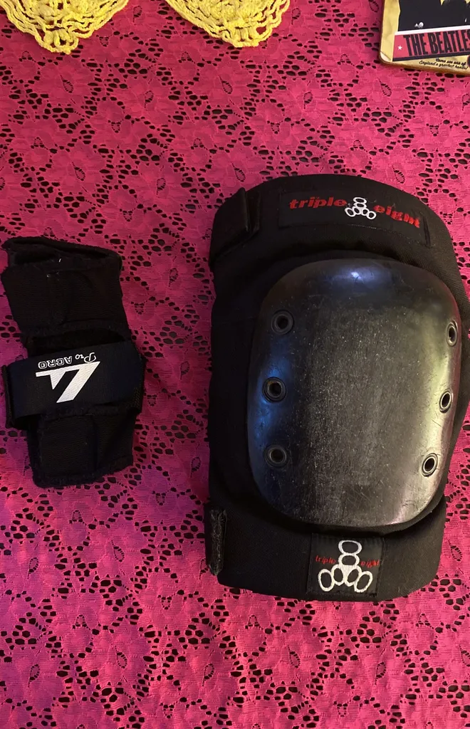 1 Right Wrist Guard And 1 Knee Pad 🦄 photo 1