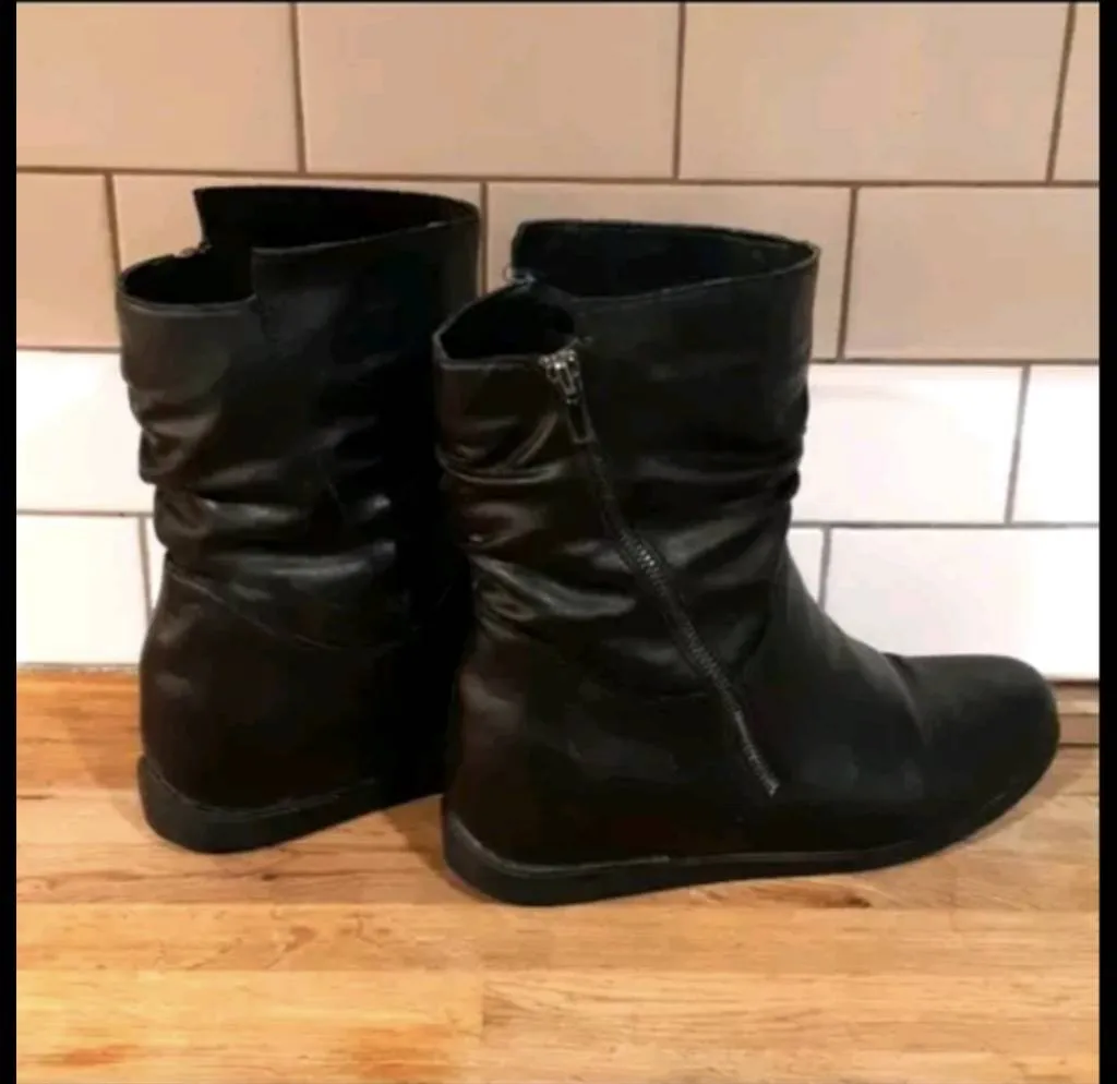 Size 10 Winter Boots photo 1