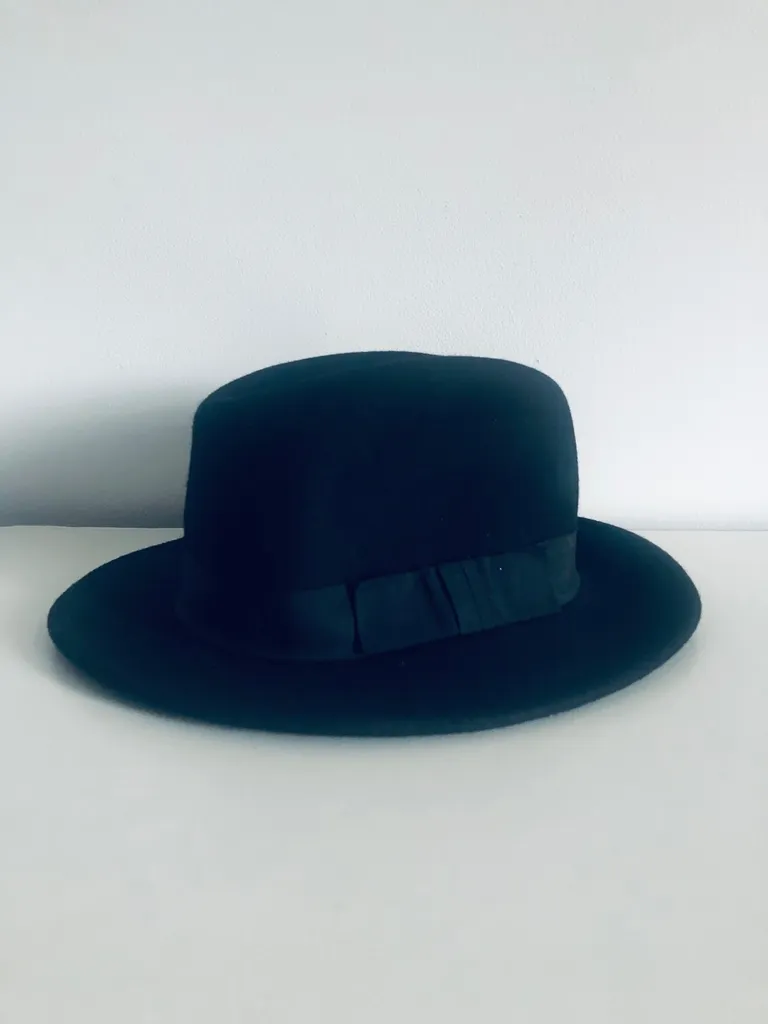 ⨺ ACCESSORIES: Black Felt Hat photo 1