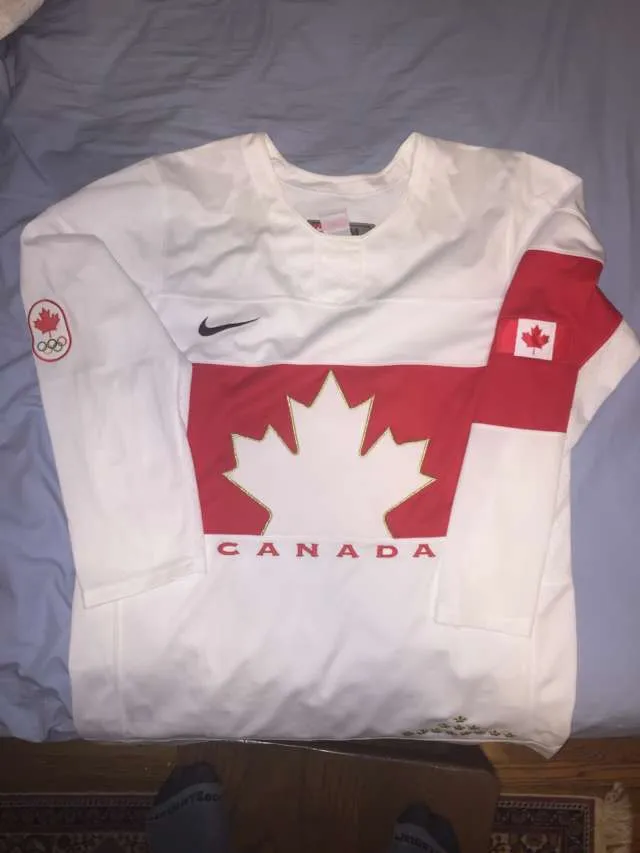 Nike Team Canada hockey jersey photo 1