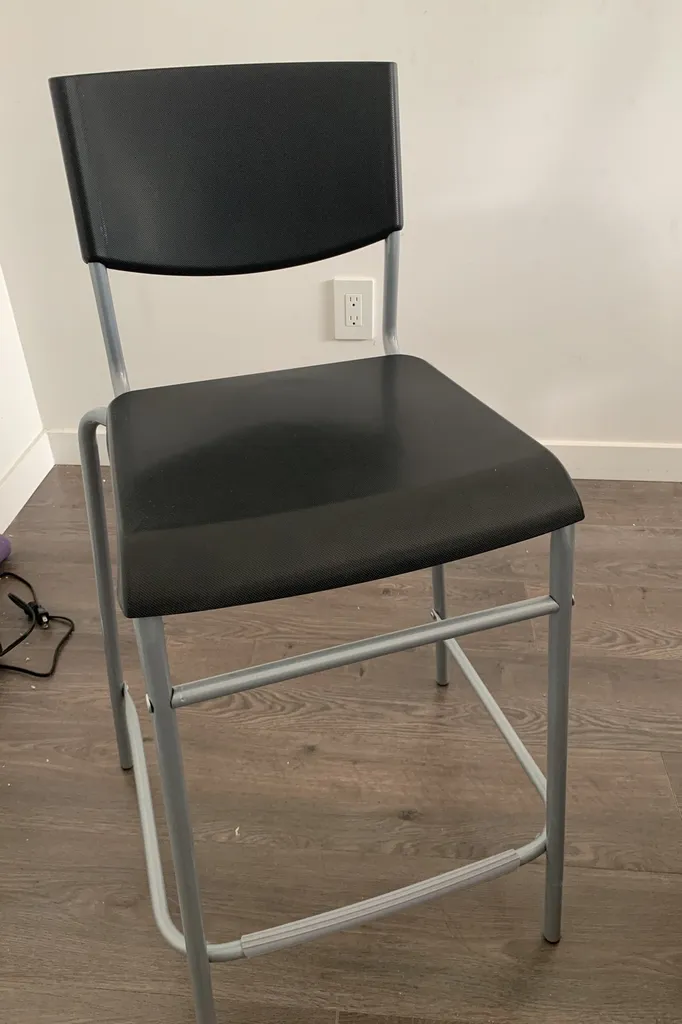 Kitchen Island/ Bar Stools X2 photo 1