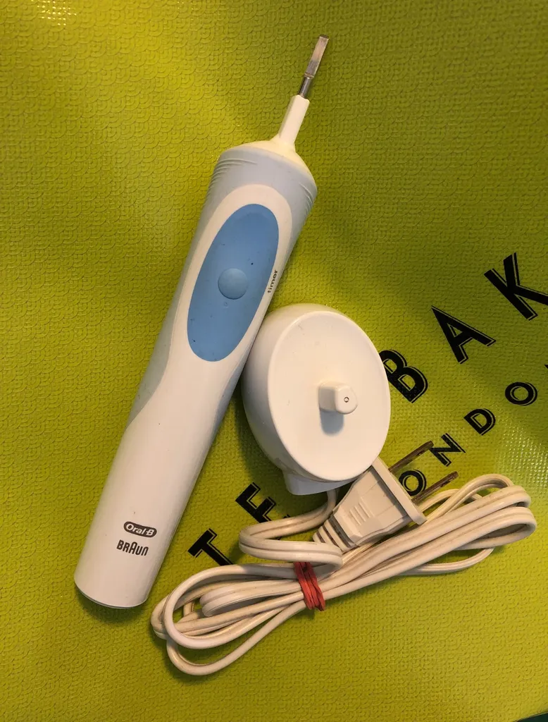 Oral B Electric Toothbrush photo 1