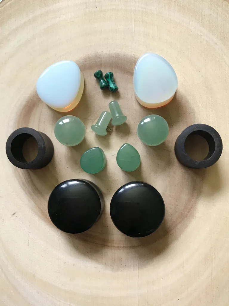 Plugs, tunnels, expanders in multiple sizes photo 1