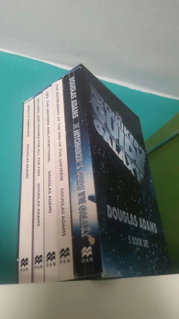 Hitchhikers Guide To The Galaxy Set photo 1