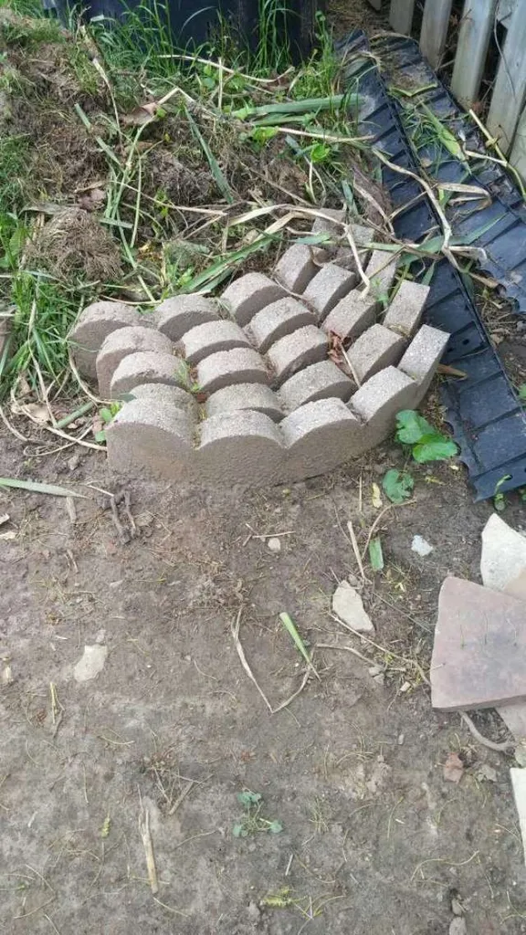 Curved Concrete Scalloped Garden Edging photo 1