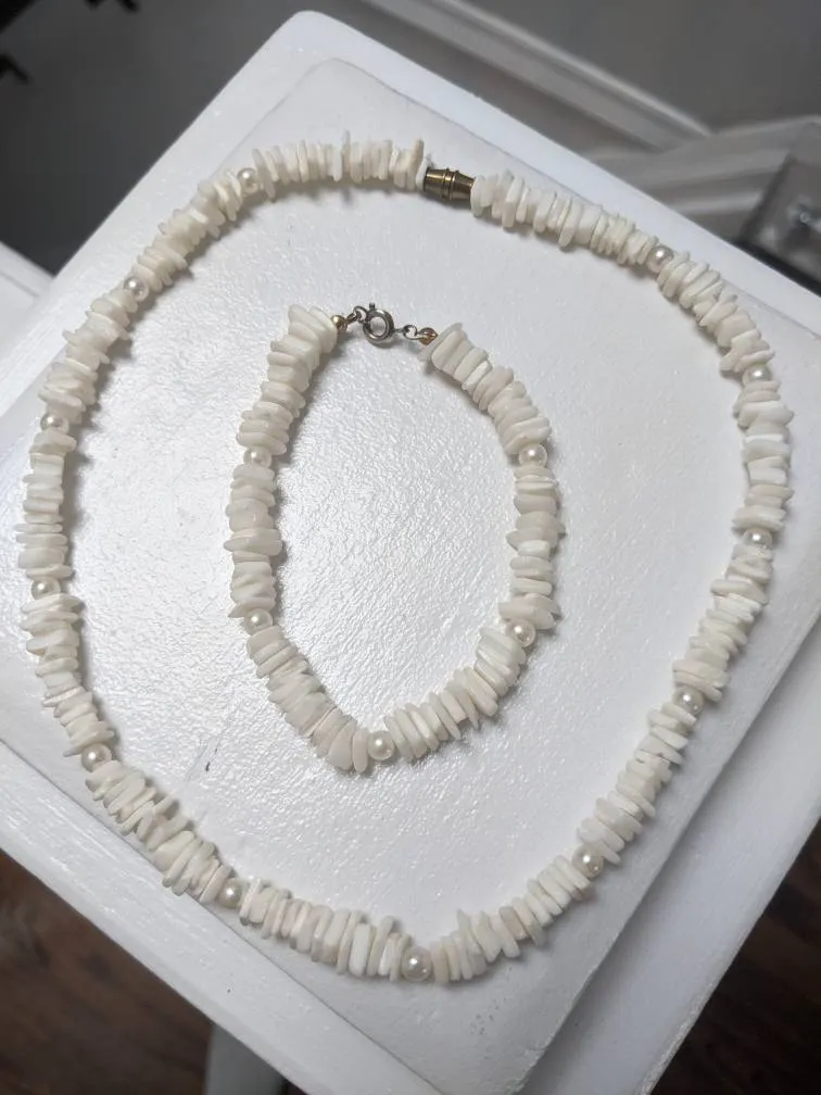 Shell And Pearl Necklace And Bracelet Set photo 1