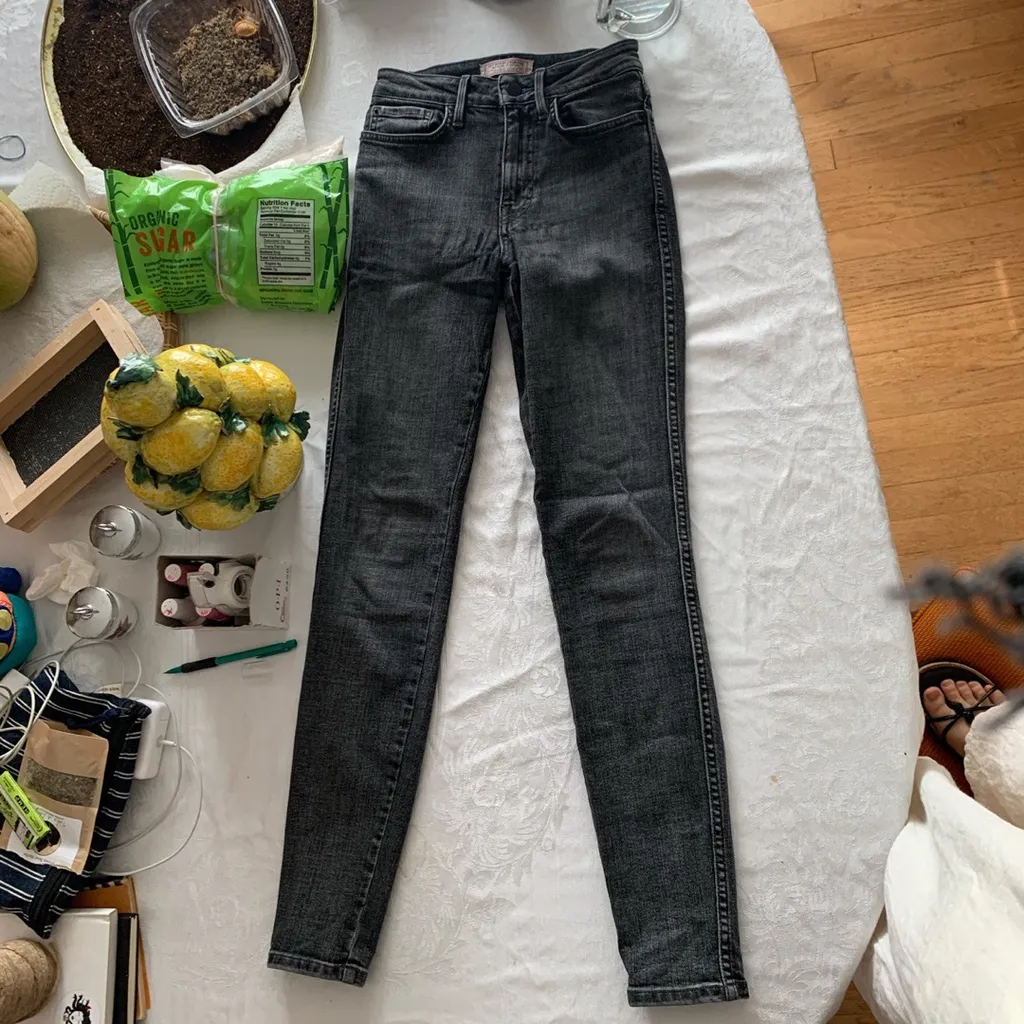 High Waisted Black Faded Guess Jeans photo 1