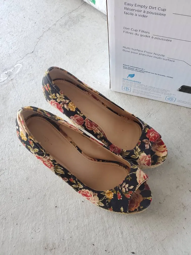 Floral Wedged Sandals photo 1