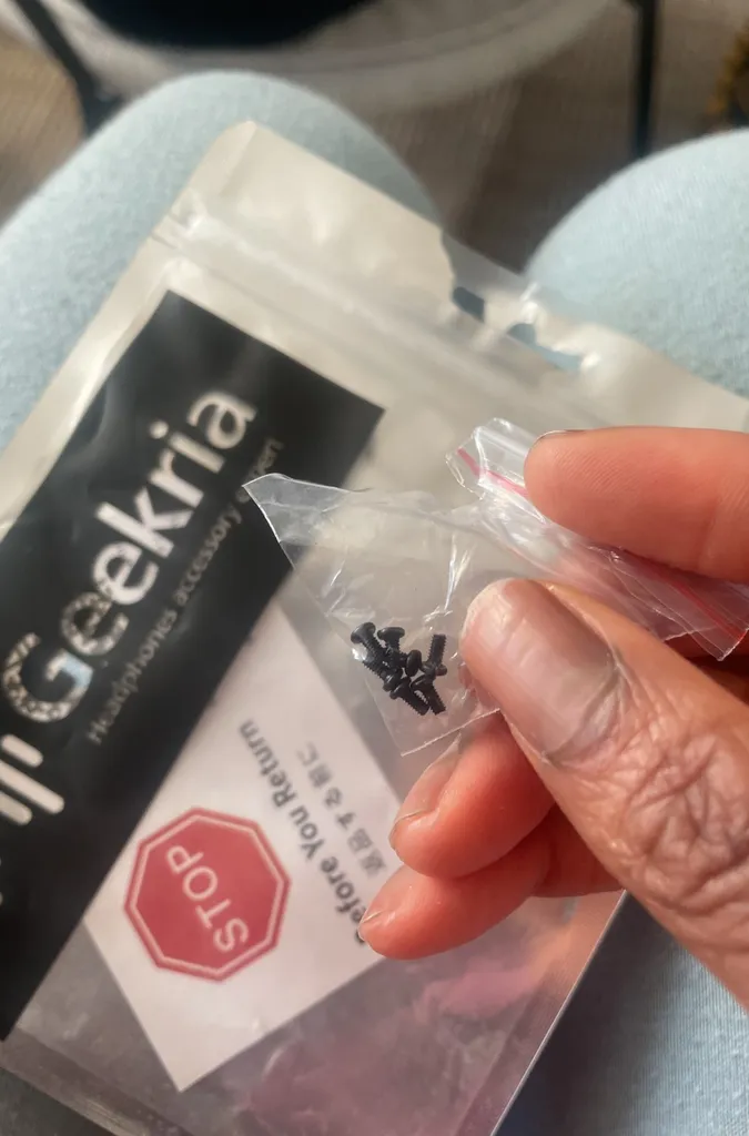 Tiny Screws For Beats headphones photo 1