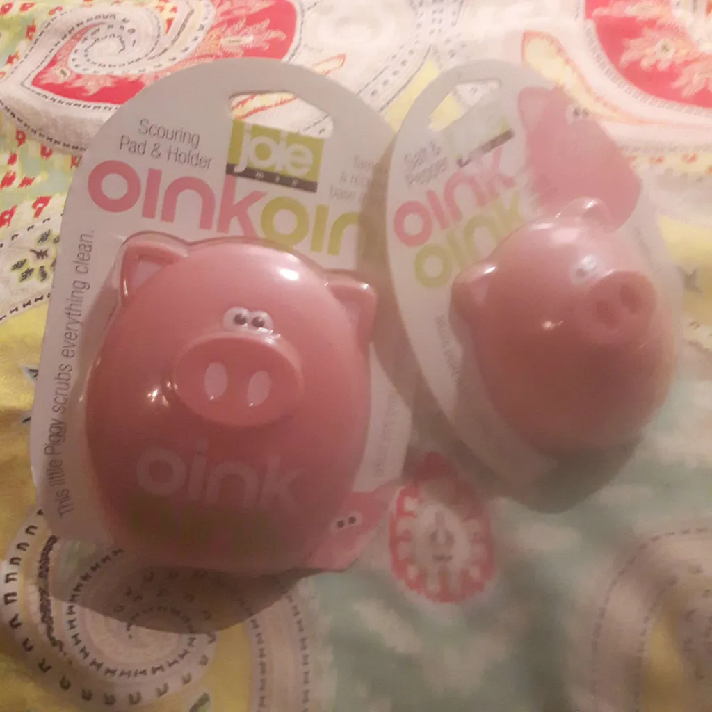 PINK PIGGIES photo 1