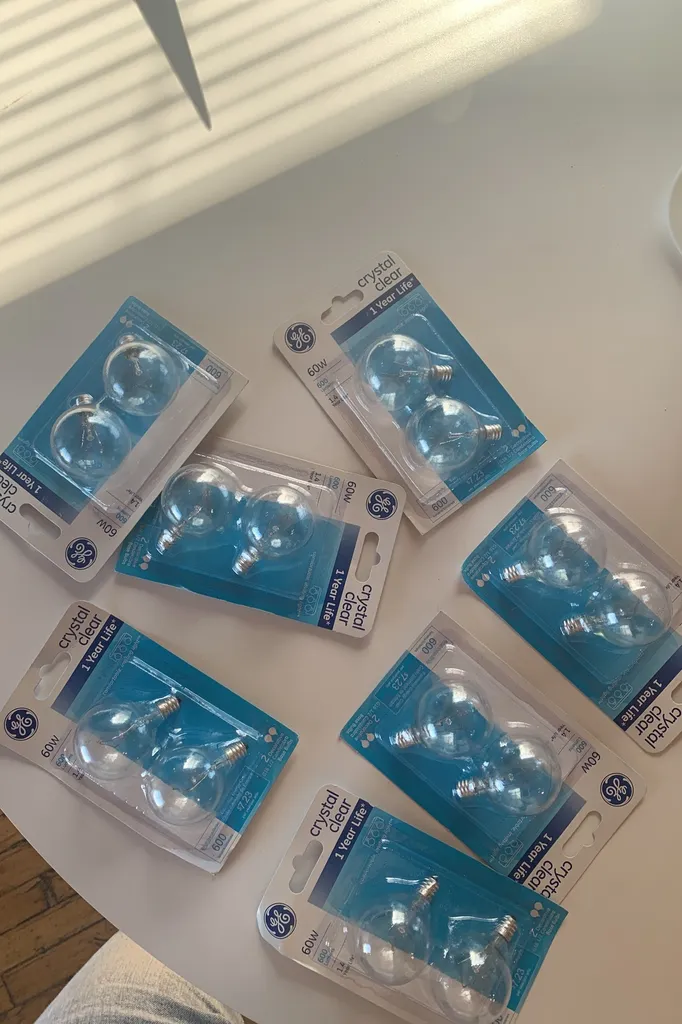 FREE LIGHT BLUBS photo 1