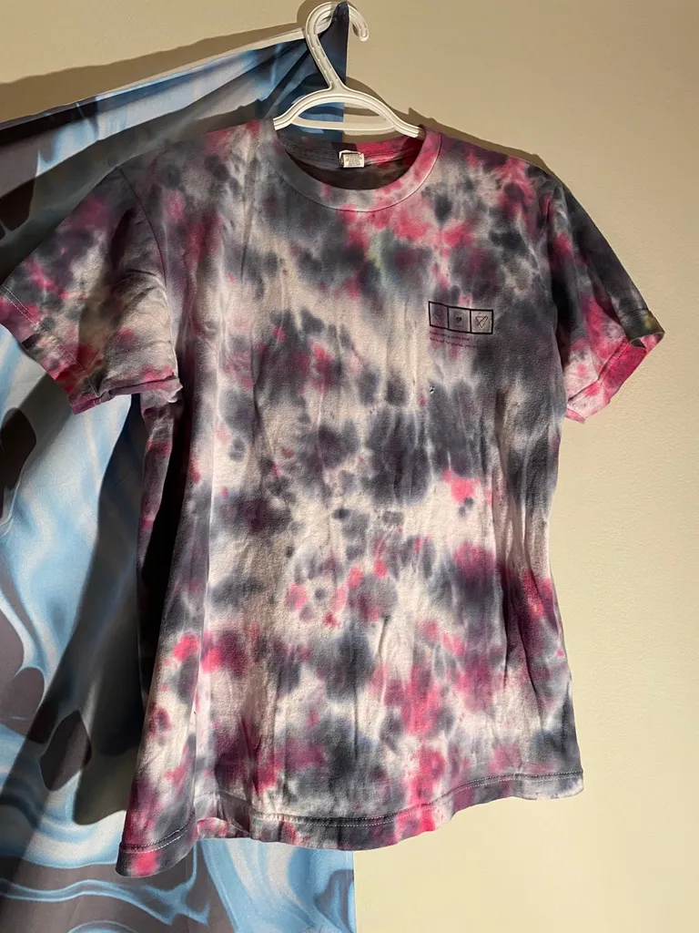M tye dye shirt photo 1
