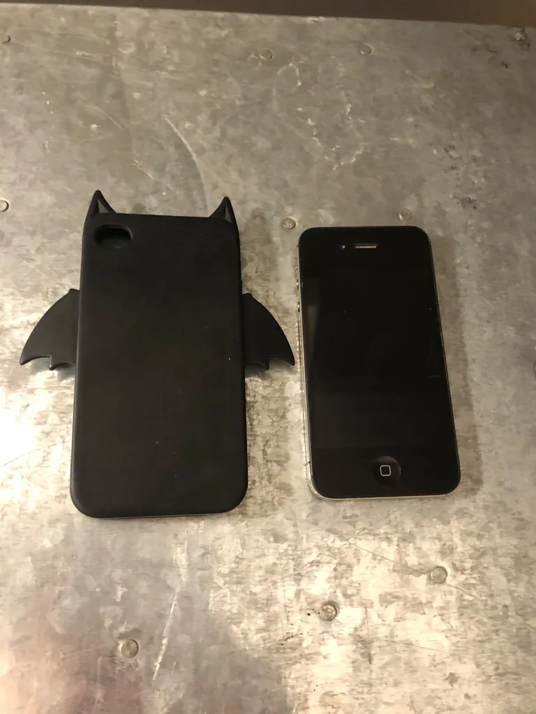 iPhone 4 & Bat Case photo 1