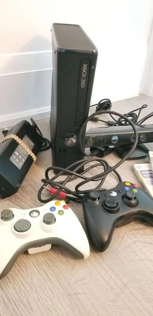 XBOX 360 Slim with Kinect + 5 Game CDs photo 1