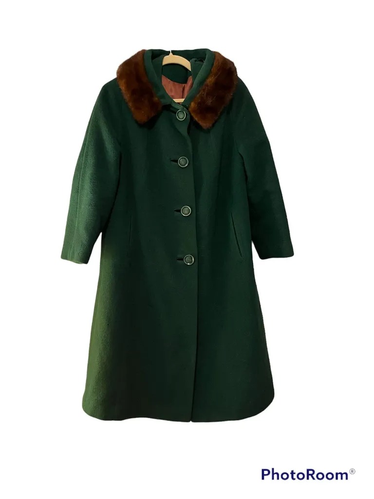 Gorgeous Vintage coat With Fur Collar photo 1