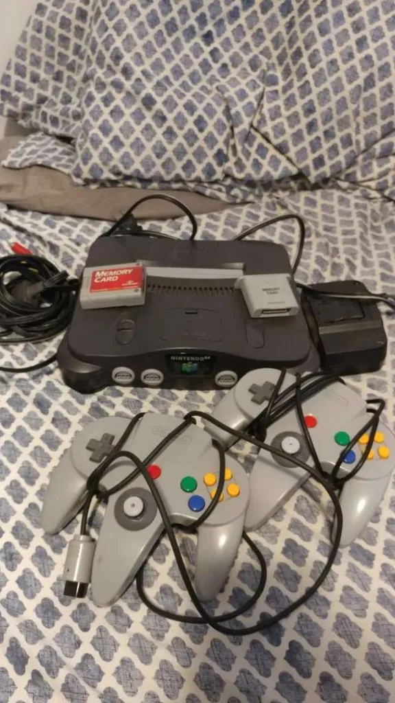 N64 Console + asssesories photo 1