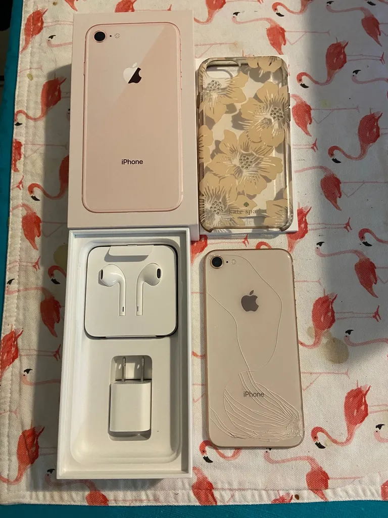 iPhone 8 (Shattered Back Glass) photo 1