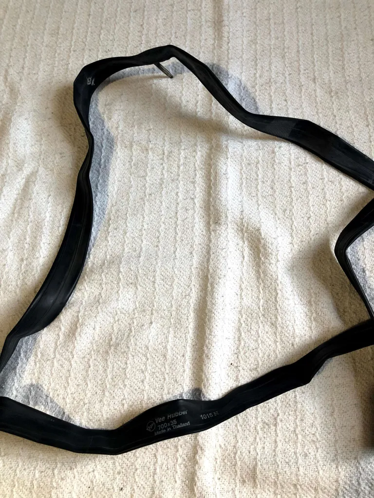 700x35 Tube Presta Vee Rubber photo 1