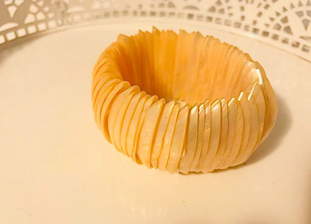 Peach Coloured Shell Bracelet photo 1