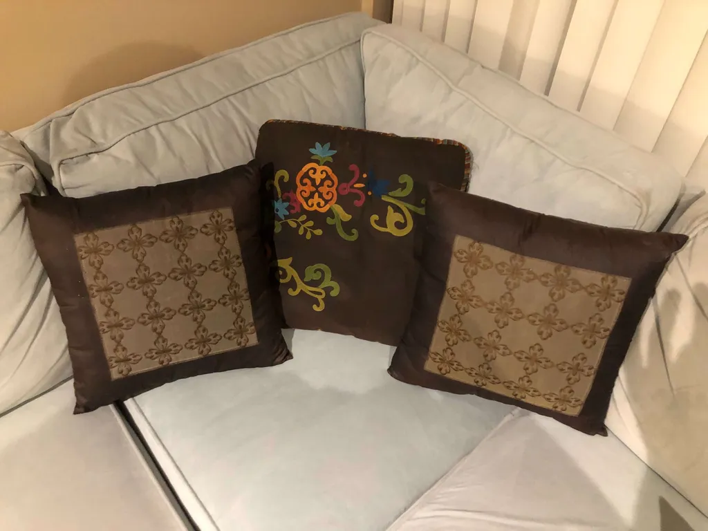 3 throw cushions photo 1