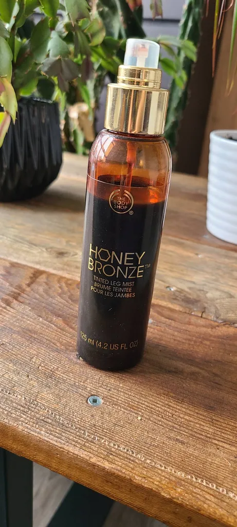 The Body Shop Tinted Leg Mist photo 1