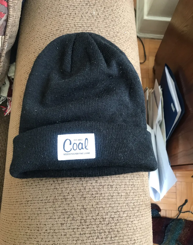 Black coal Tuque photo 1