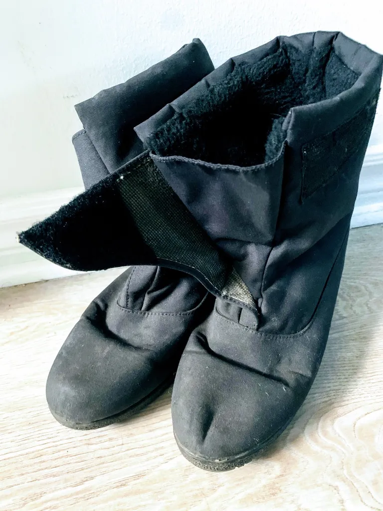 Comfy Women's Winter Boots size 8.5 photo 1