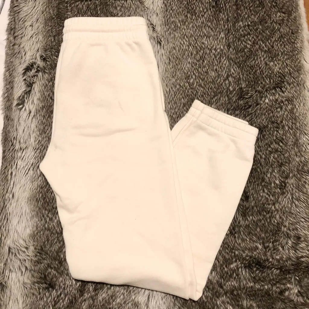 Aritzia Cream Coloured Sweatpants photo 1