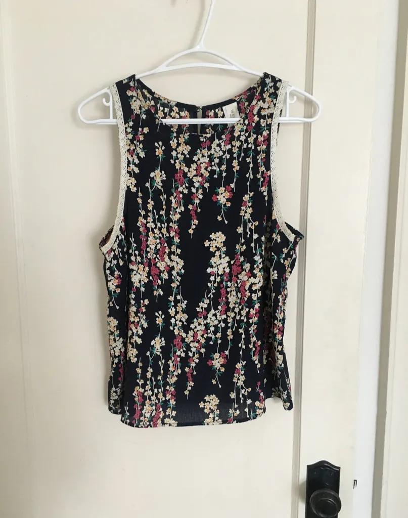 Pretty Top; Made In USA; Size Md photo 1