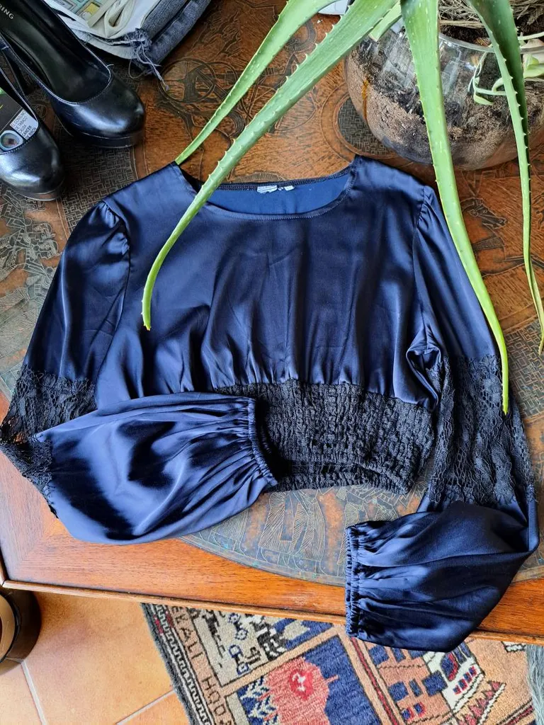 🆕️ Cropped Balloon Sleeve Blouse photo 1