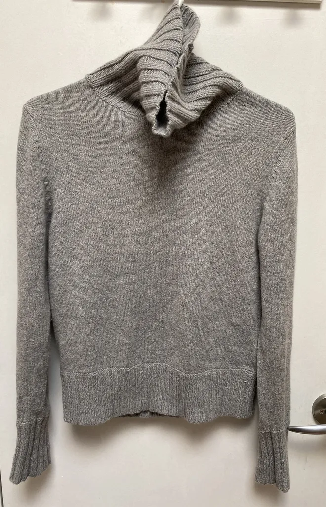 Grey Turtle Neck Size S photo 1