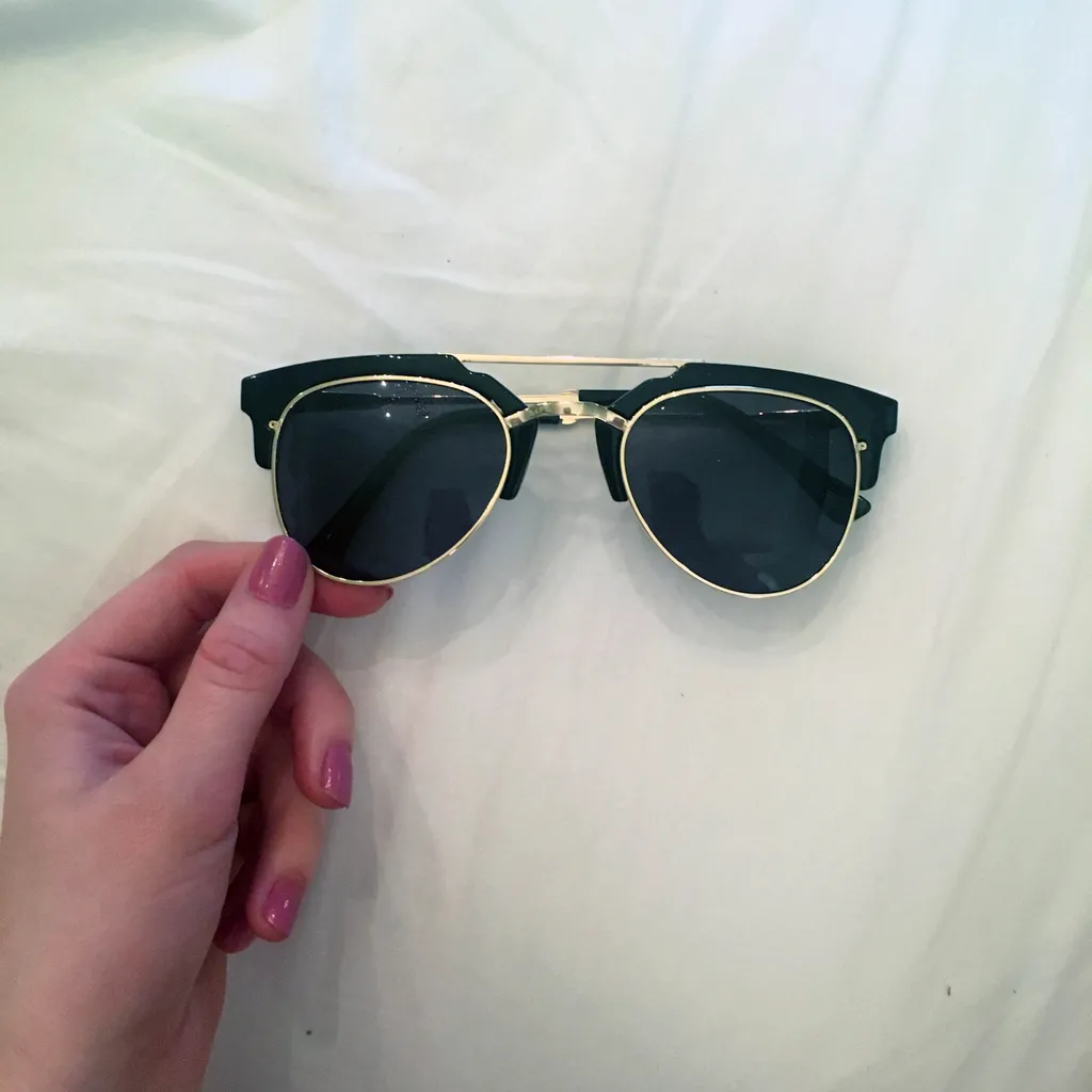 THROWIN SHADE photo 1