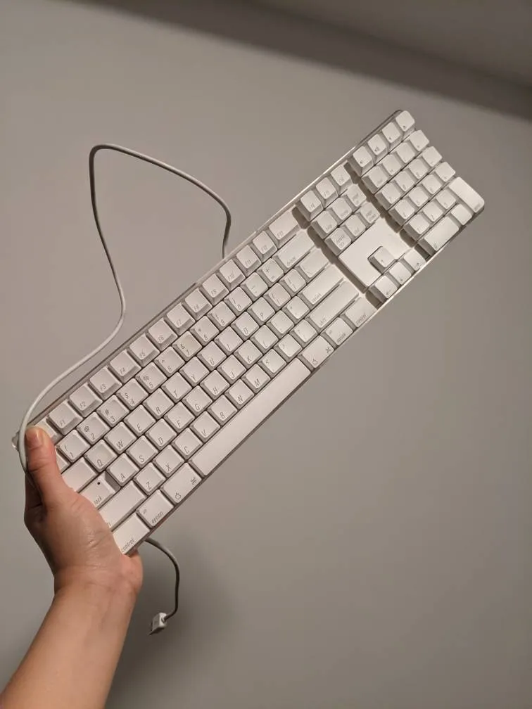 Wired Apple Keyboard (Older Model) photo 1