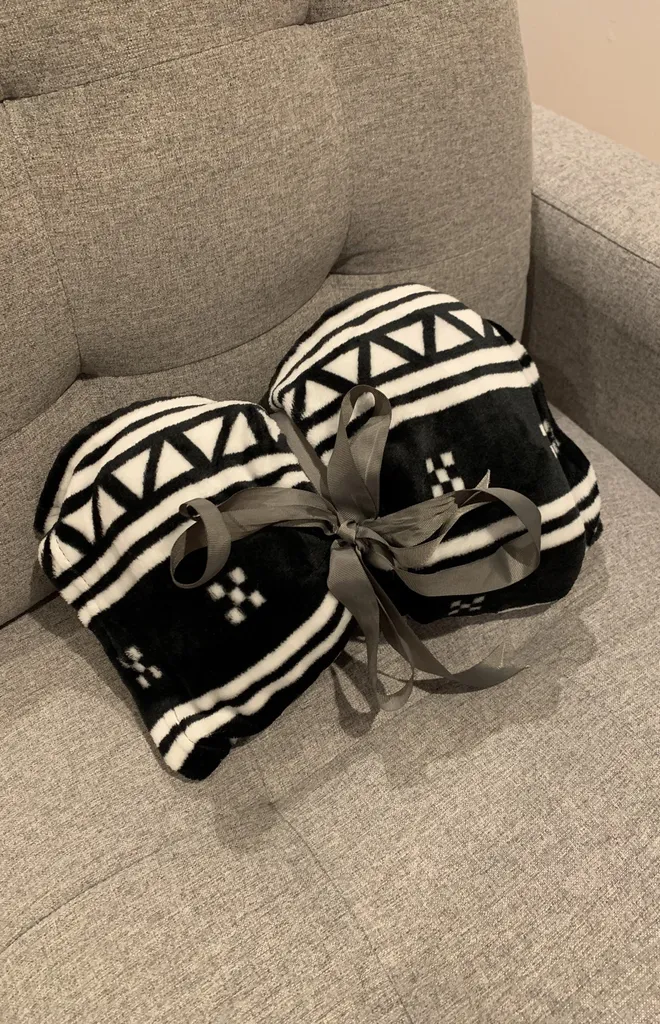 BN THROW BLANKET photo 1