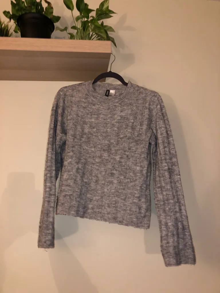 H&M Sweater photo 1