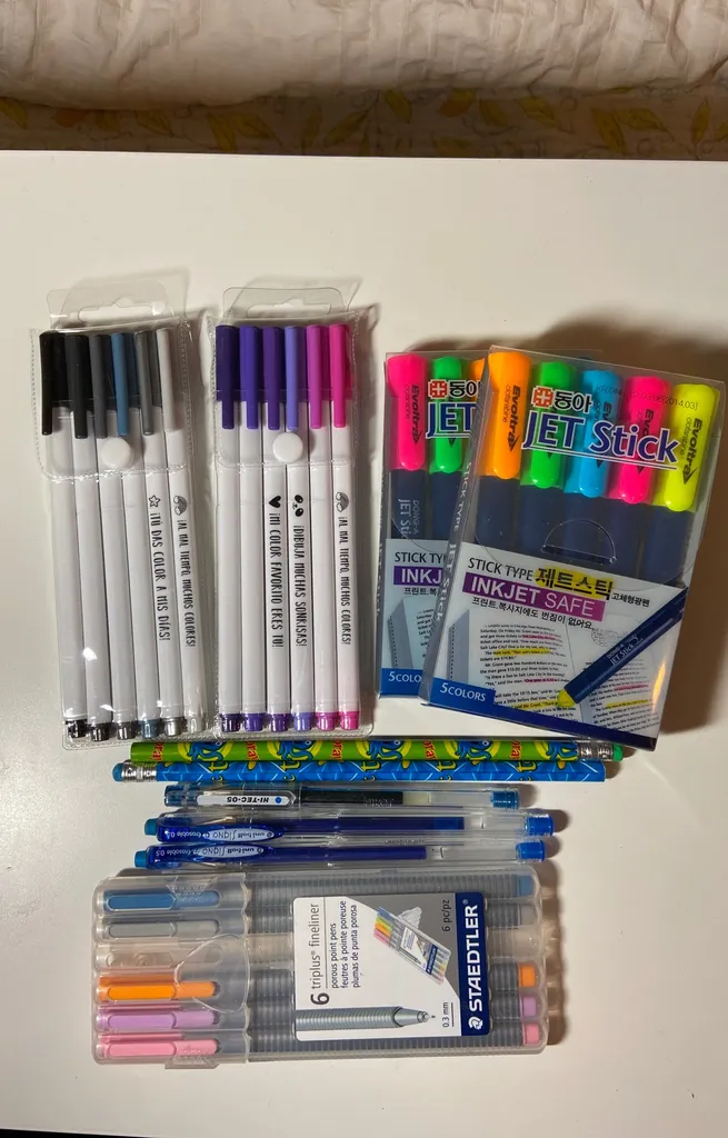 Pens And Highlighters photo 1