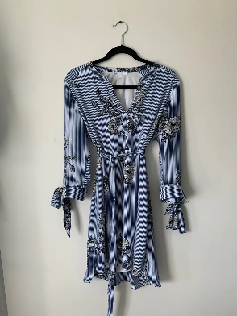 Size Medium Shirt Dress photo 1