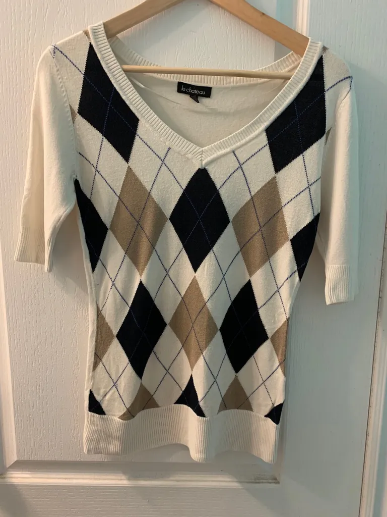 Le château Sweater: Size M photo 1