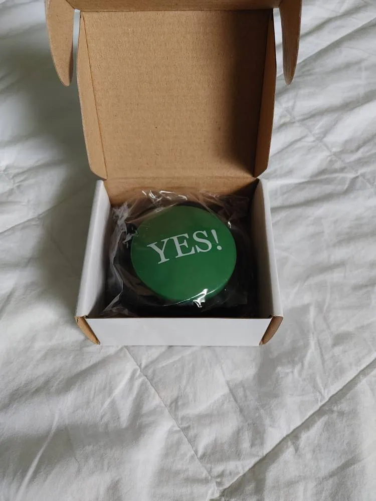 BNIB Yes Button photo 1