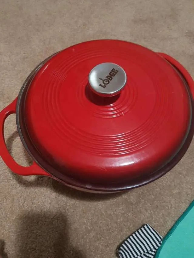 Lodge Cast Iron Dutch Oven 6 Quarts photo 1