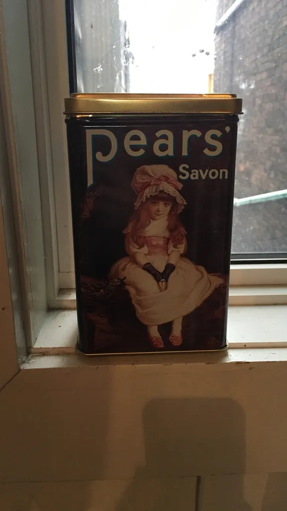 Vintage-looking Pears Soap Tin photo 1