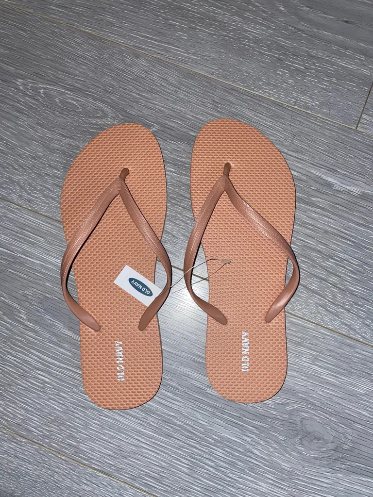 BNWT Old Navy Sandals Size 9 photo 1